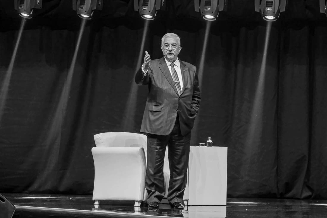 Ali Saydam, sahnede tek başına konuşurken