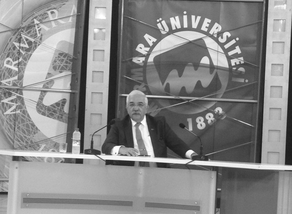 Ali Saydam, Marmara Üniversitesi mührünün önünde konuşurken
