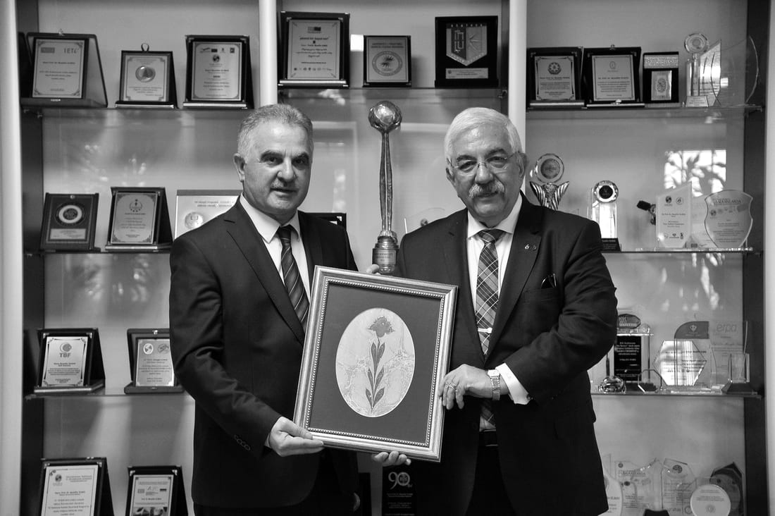 Ali Saydam bir ödül takdiminde